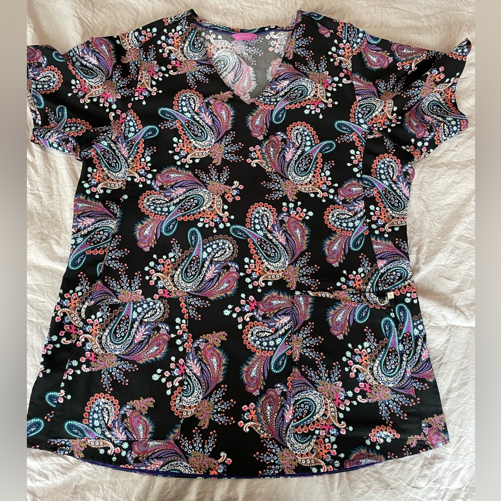 Vera Bradley brand scrub top paisley print, 3 pocket, some stretch